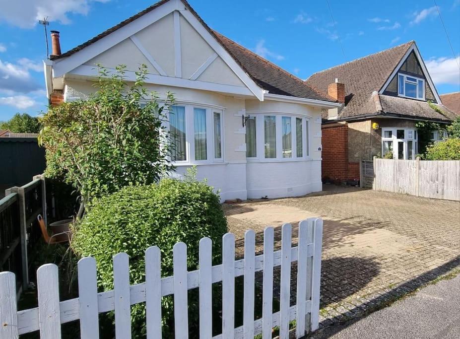 Cosy Bournemouth Bungalow Ferndown Esterno foto